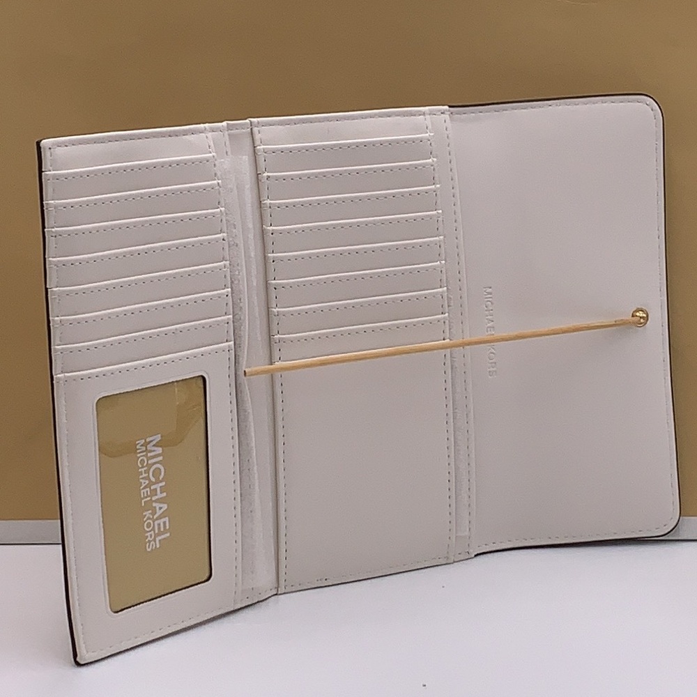 MICHAEL KORS JET SET TRAVEL 
LARGE TRIFOLD NON-LEATHER VEGAN 
WALLET
OPTIC WHITE - Picture 13 of 15